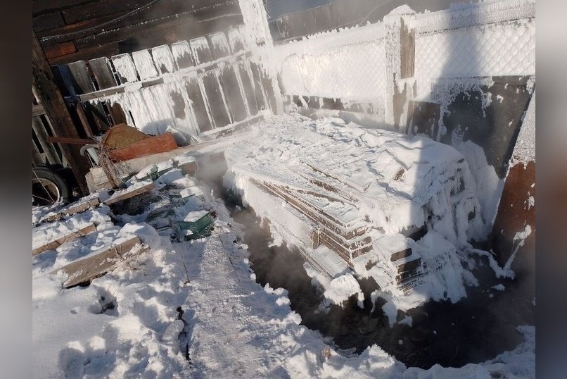 Фонтан горячей воды бьет между двумя домами в Могоче