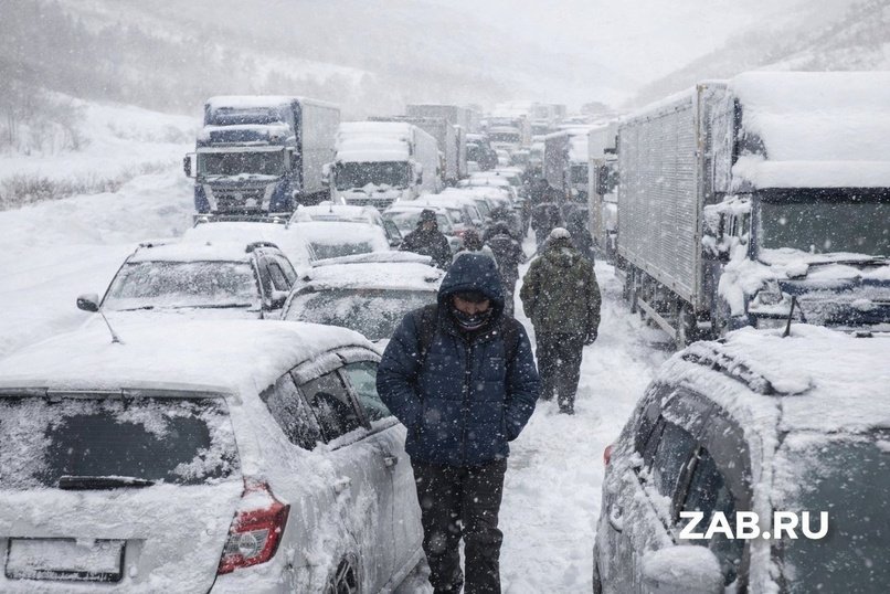 Более 250 человек почти сутки провели без еды и воды в снежном заторе на трассе в Забайкалье