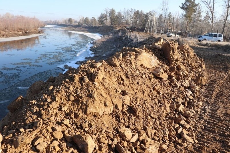 Берег реки Чита укрепляют круглосуточно