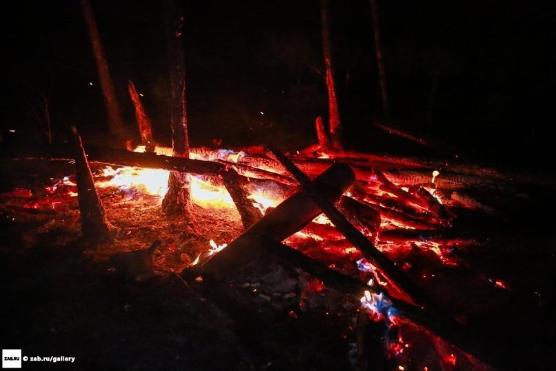 Лесной пожар бушует около села Солнечный