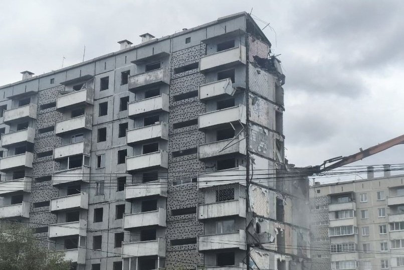 В Северном начали сносить легендарный «Пизанский» дом спустя 6 лет после признания аварийным