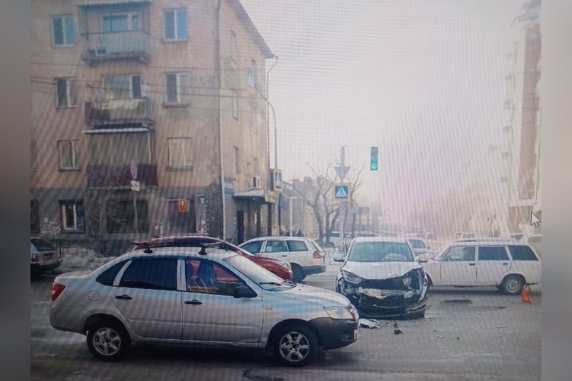 Две иномарки столкнулись на перекрёстке