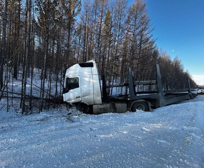 Водитель иномарки выжил в ДТП с фурой