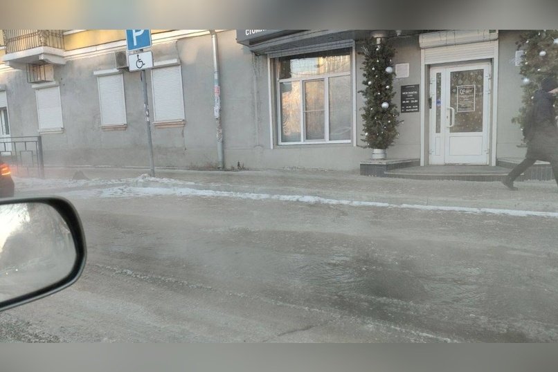 Канализация подтопила улицу в Чите