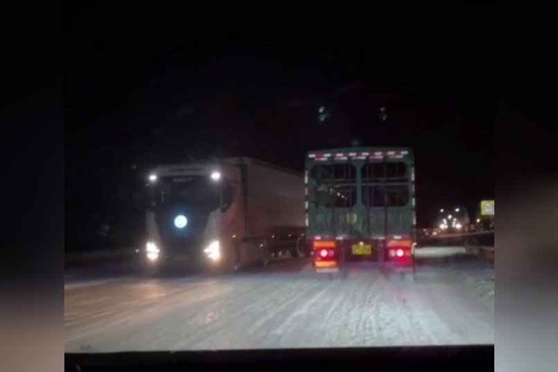 Водители жалуются на заснеженную трассу