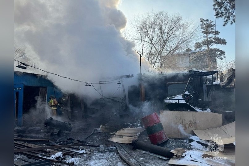 Надворные постройки и гараж загорелись на улице Матвеева