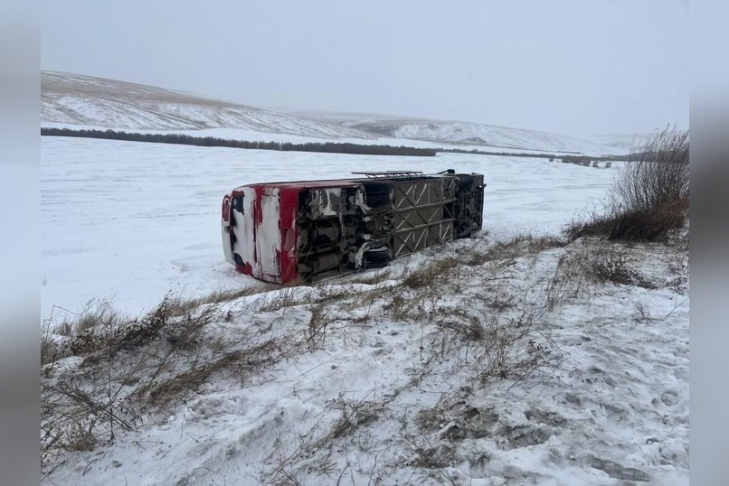Автобус с вахтовиками опрокинулся на подъезде к Шилке