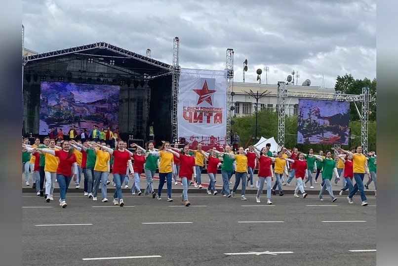 Концерт идет на площади Ленина