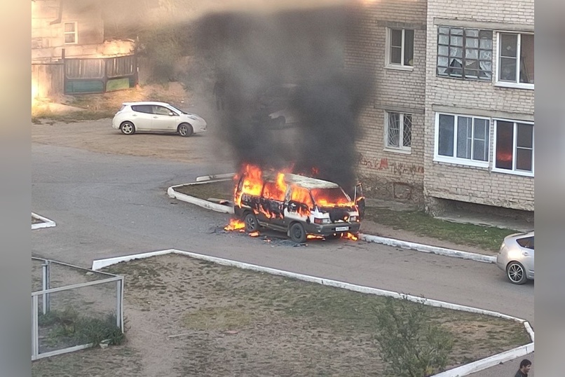 В Железнодорожном районе Читы сгорела машина