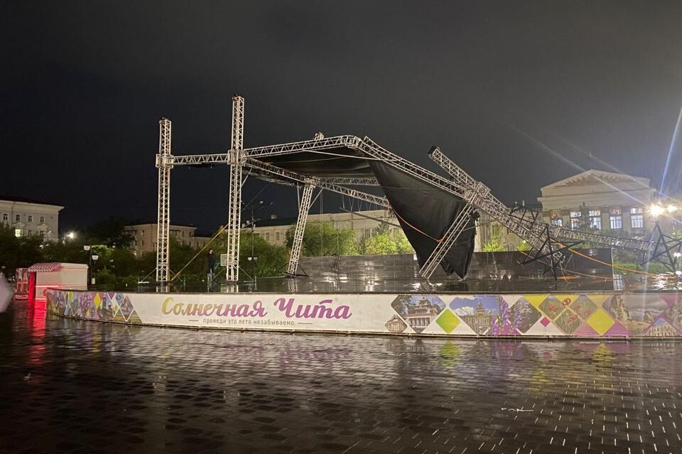 На площади Ленина в Чите сломалась сцена
