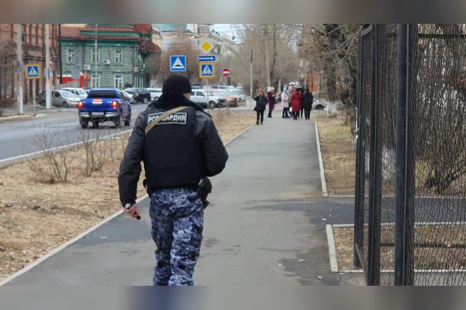 Общежитие одного из читинских колледжей оцепили спецслужбы