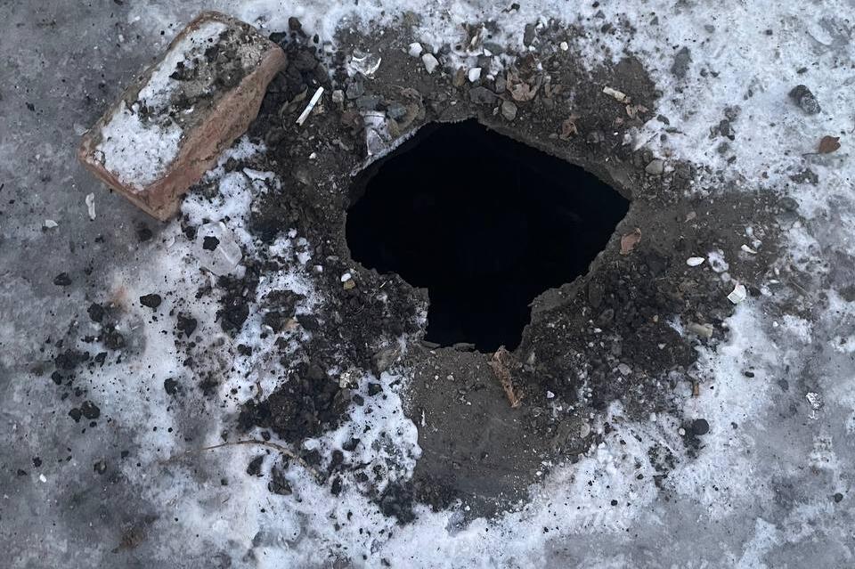 «Черная дыра»: провал образовался на тротуаре улицы Анохина