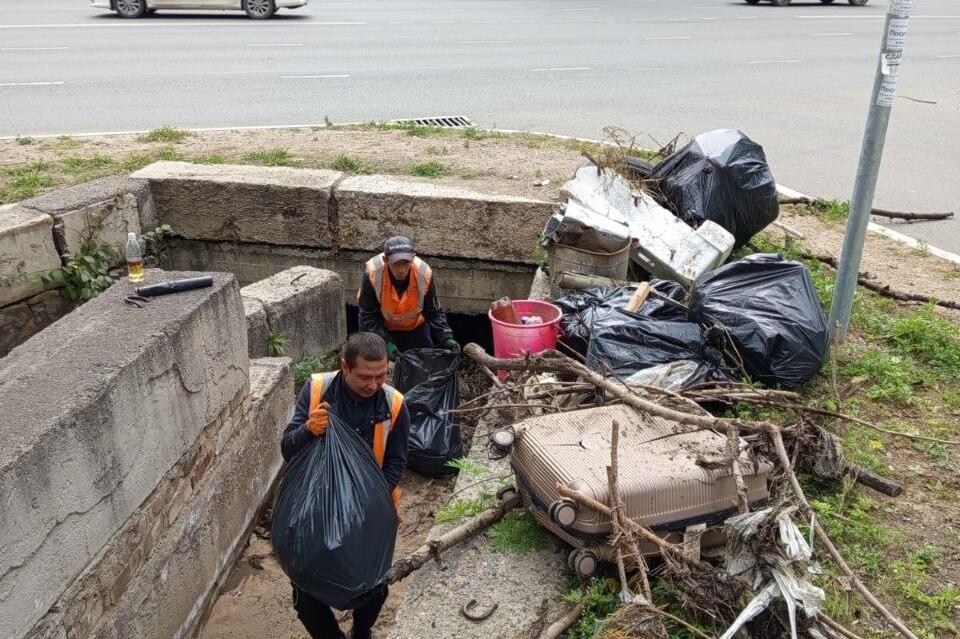Диван был обнаружен в ливневке на Новобульварной
