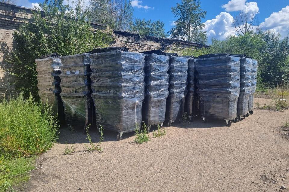 В Читу доставили первую партию новых контейнеров для мусора