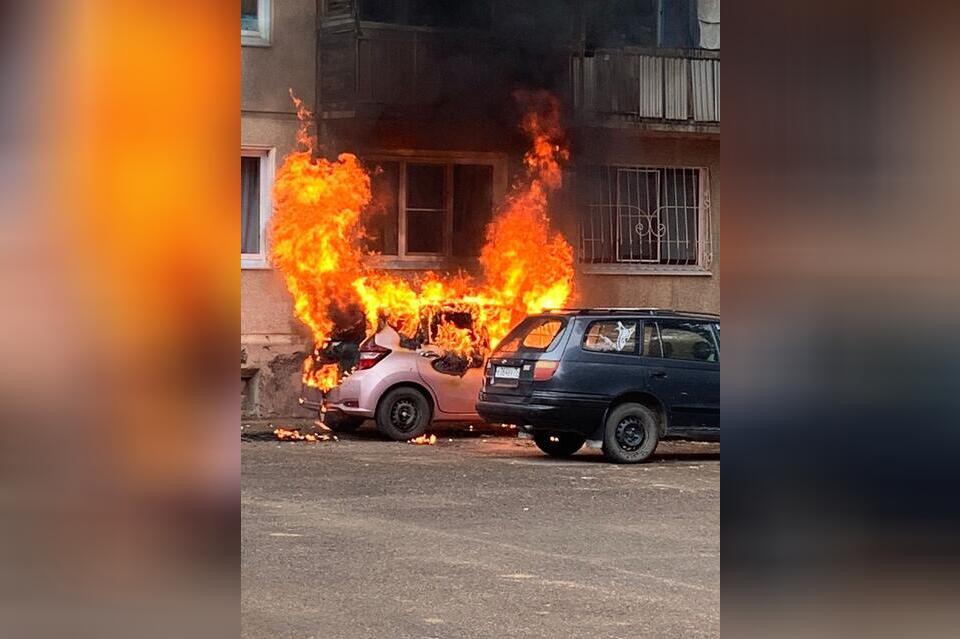 Автомобиль загорелся под окнами общежития в Краснокаменске