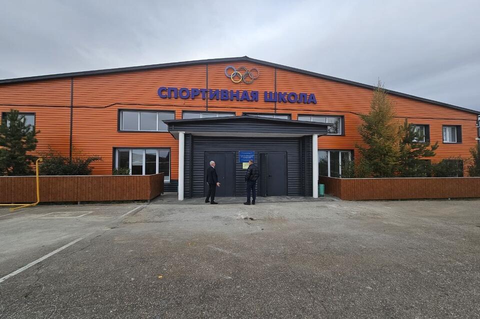 Подрядчик устраняет недочеты при капремонте спортивной школы в Улетах