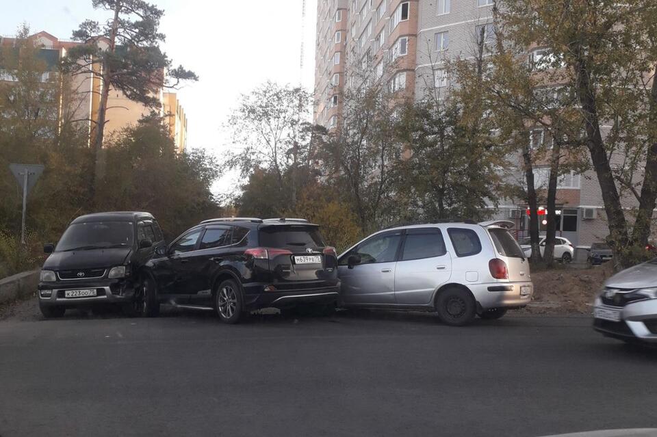 Столкнувшиеся машины перегородили проезд по Курнатовского