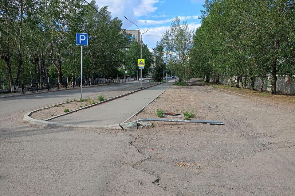 Дорожный знак упал недалеко от школы №11 в Чите