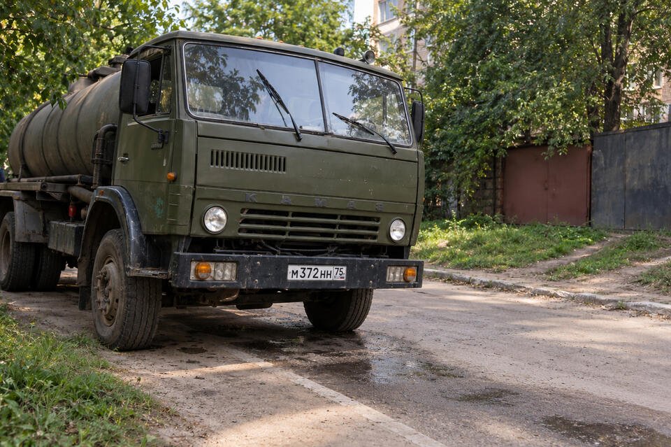 Водителя ассенизаторской машины, слившего нечистоты в коллектор, ищет Эконадзор