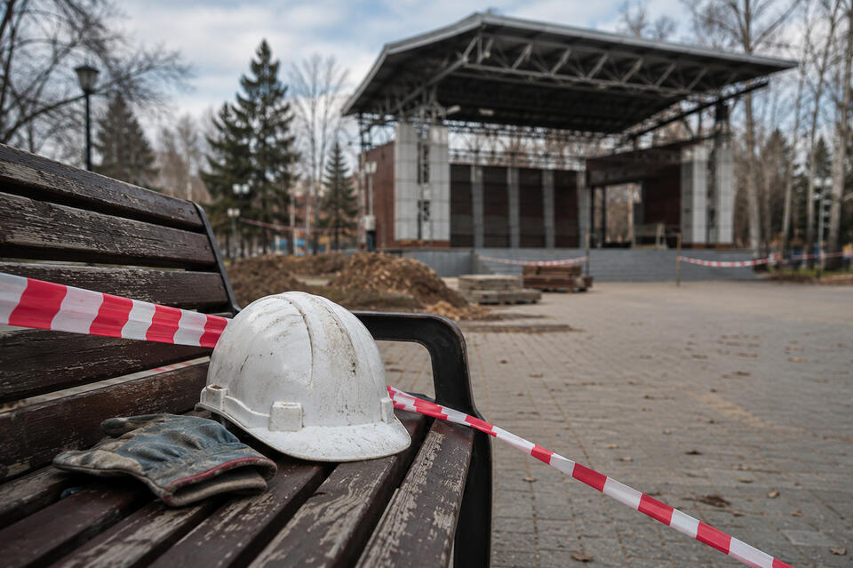 Новая стройка — старые вопросы: почему ремонт сцены в Парке Угольщиков вызывает подозрения