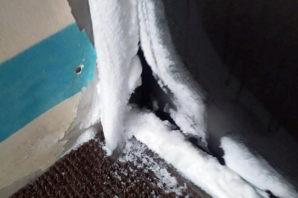 «Дверь открываем зимой с помощью кипятка» - работники школы о качестве ремонта