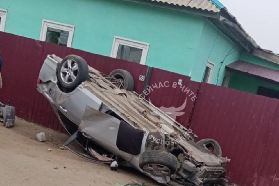 Honda Accord встала на капот в посёлке Карымское, пытаясь уйти от преследования полиции