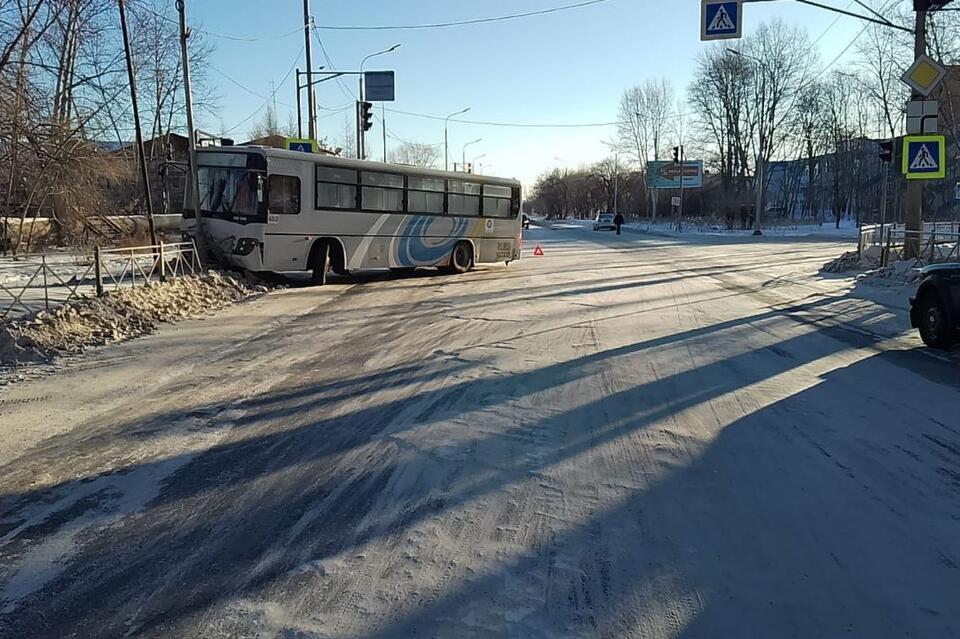 Автобус снес забор и врезался в столб на скользком перекрестке в Краснокаменске