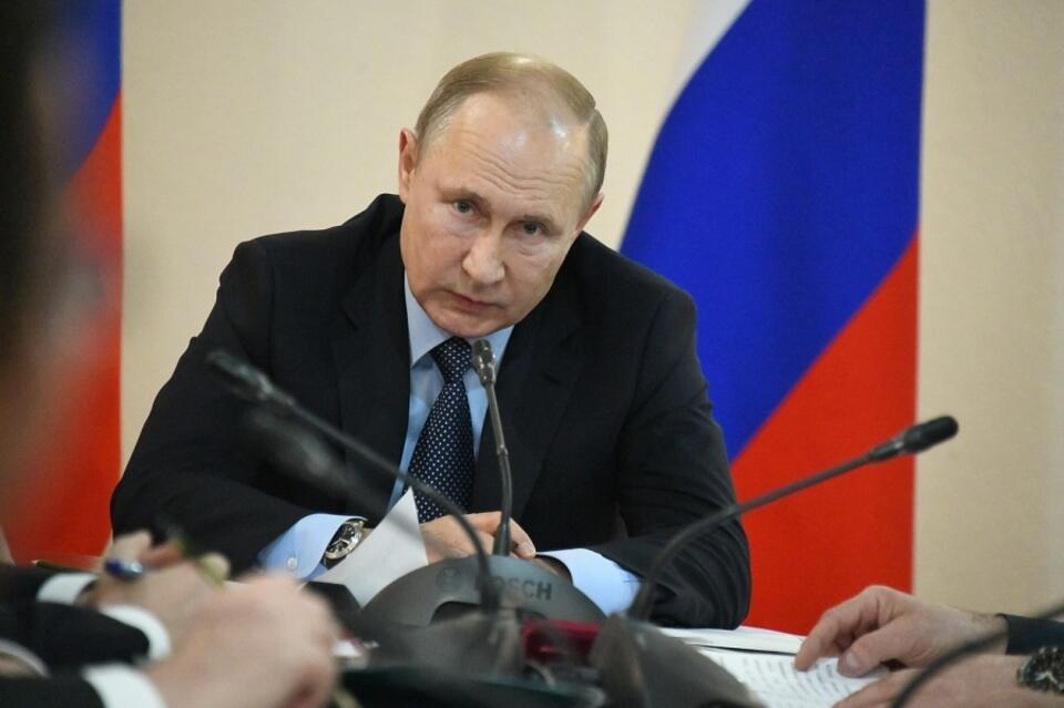 Путин поручил правительствам регионов РФ устранить проблему с зарплатами бюджетникам