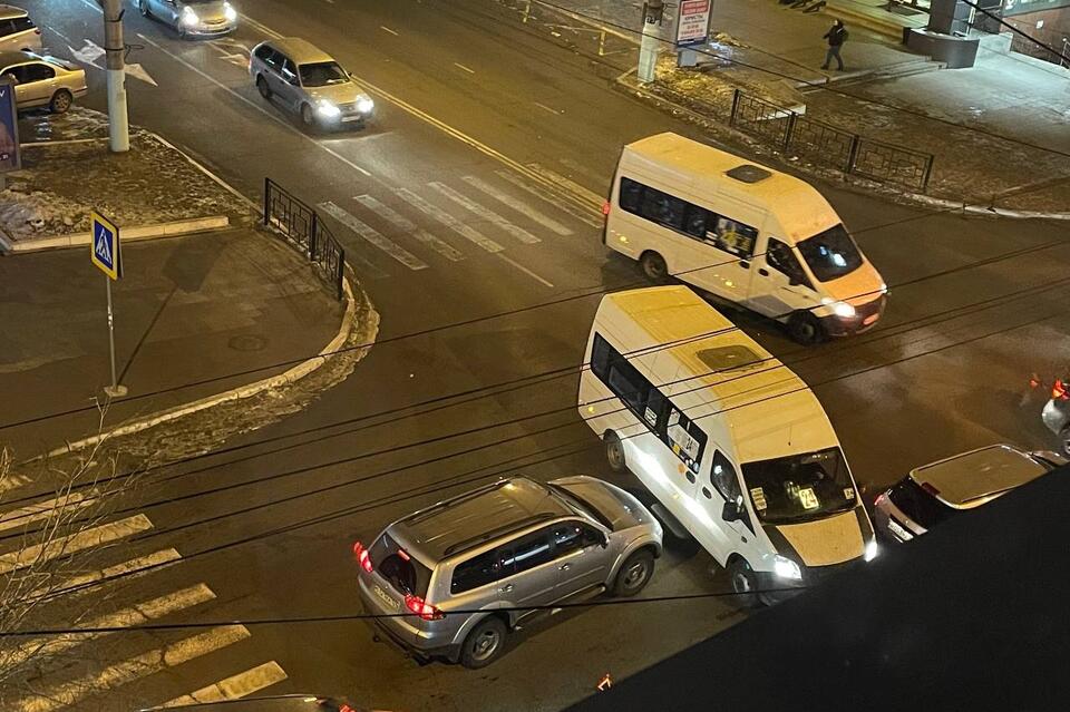 В центре Читы на перекрёстке улиц Журавлёва-Ленина затруднено движение из-за ДТП