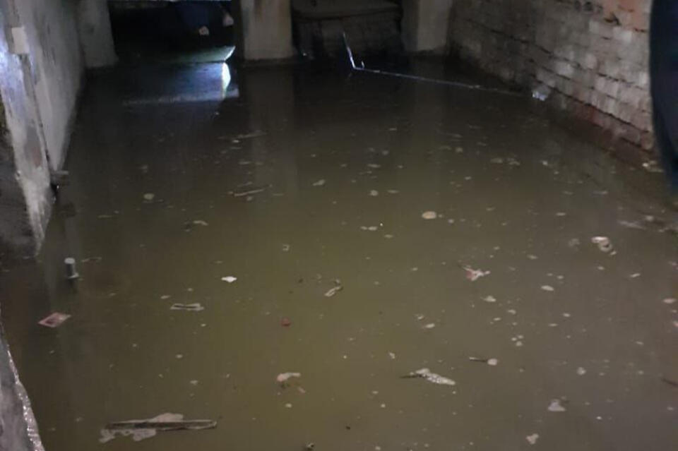 Подвал в доме на улице Чкалова снова затопило