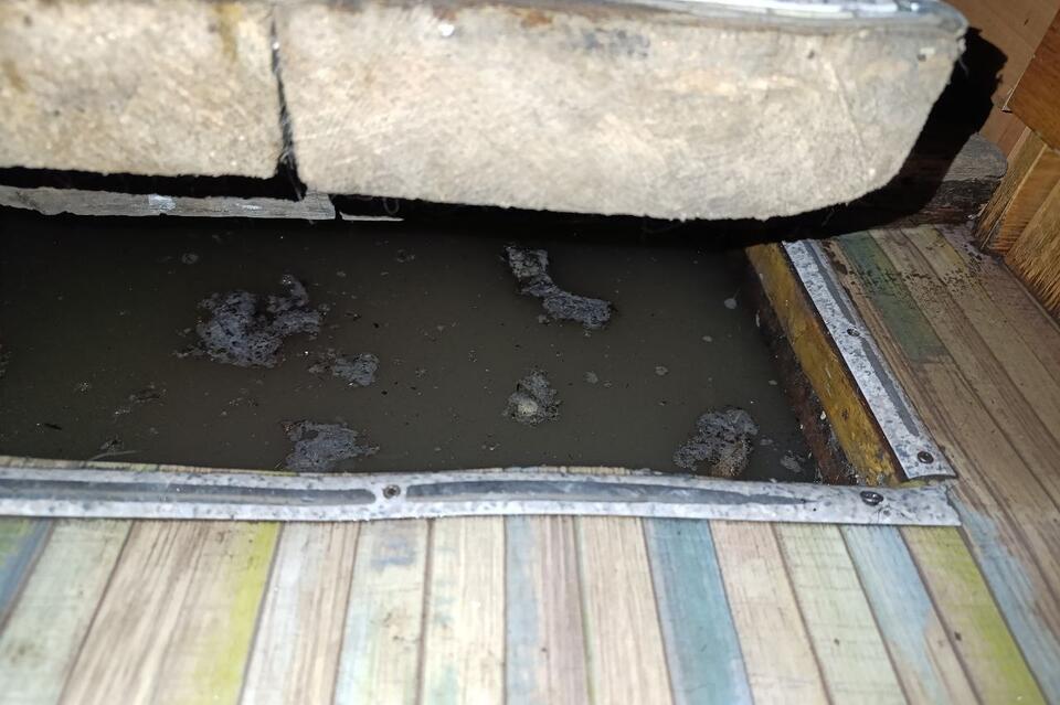 Вода проникает в дома на улице Володарского