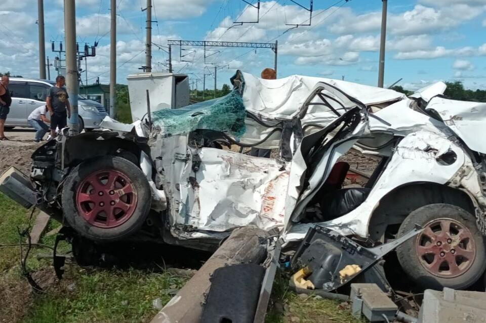 Три человека погибли в ДТП на железнодорожном переезде в Амурской области
