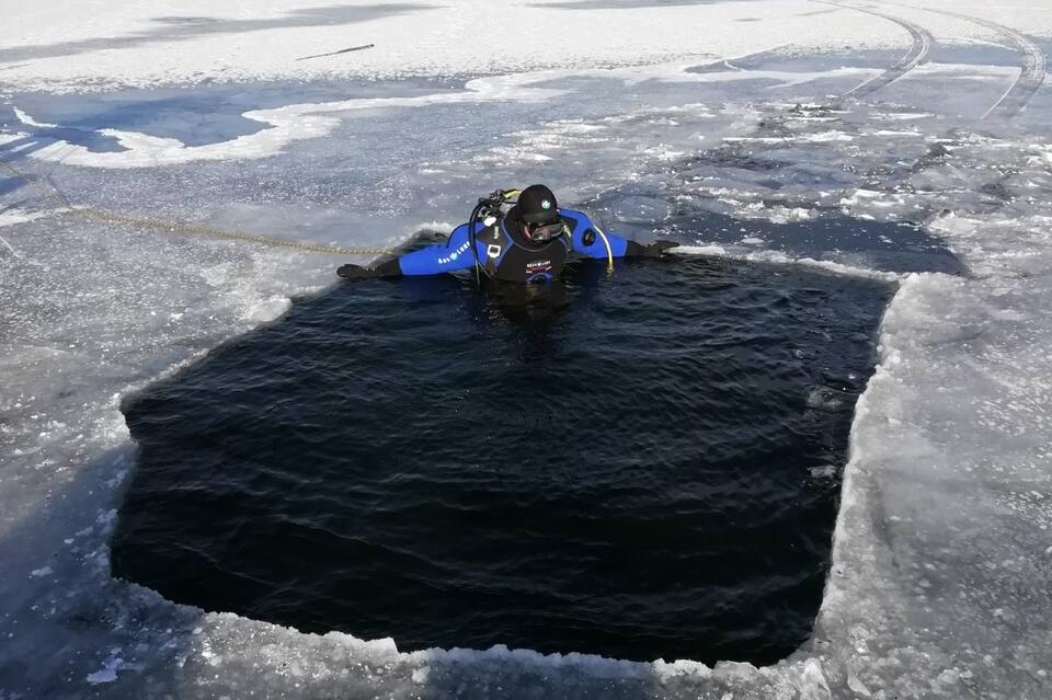 Рыбак на машине провалился под лёд на озере Иван Забайкальского края