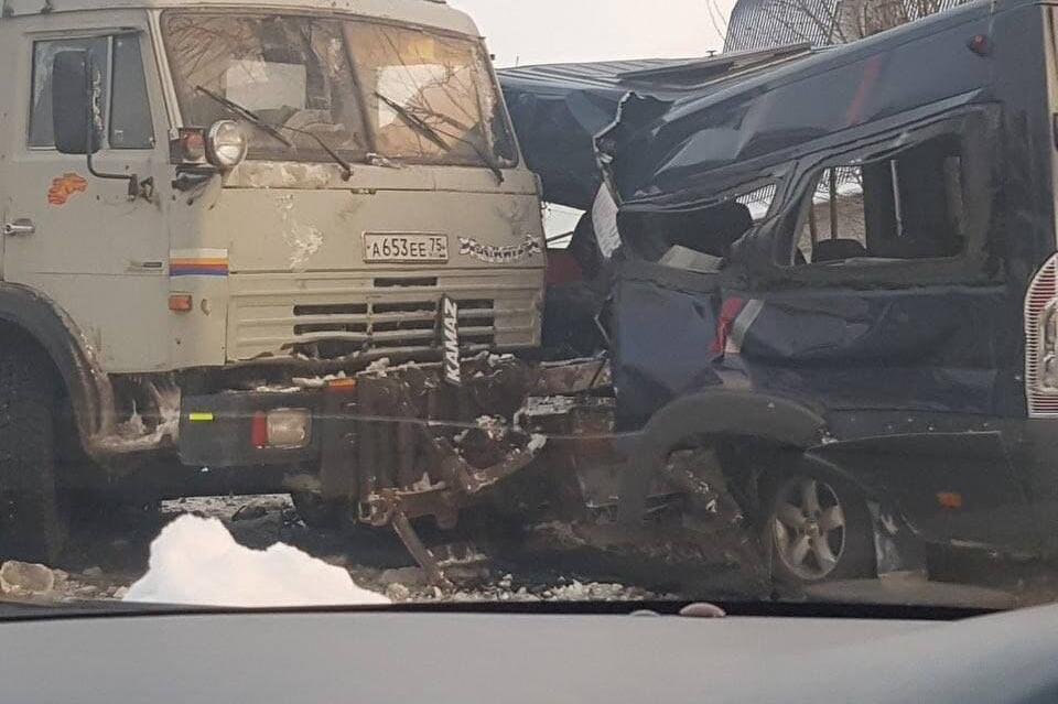 КАМАЗ дорожных служб и маршрутка № 107 столкнулись на выезде из Песчанки - есть пострадавшие