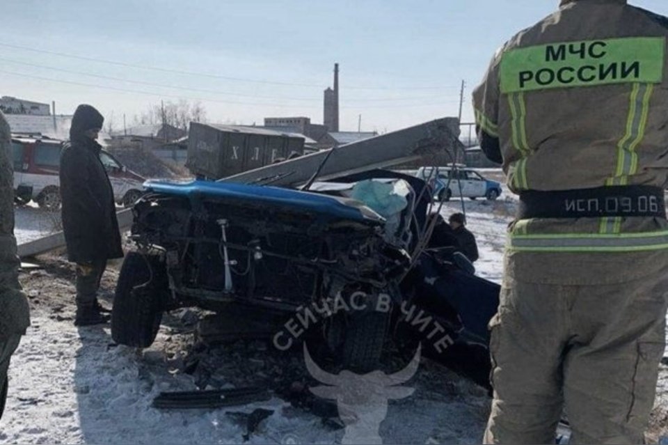 Водитель Toyota Chaser снёс столб после столкновения с грузовиком в Борзе