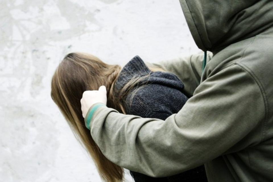 Педофил несколько лет насиловал 12-летнюю падчерицу и угрожал убийством (18+)