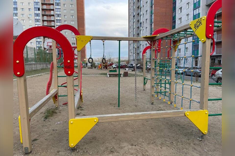 Неизвестный мужчина стрелял в воздух на детской площадке в Чите