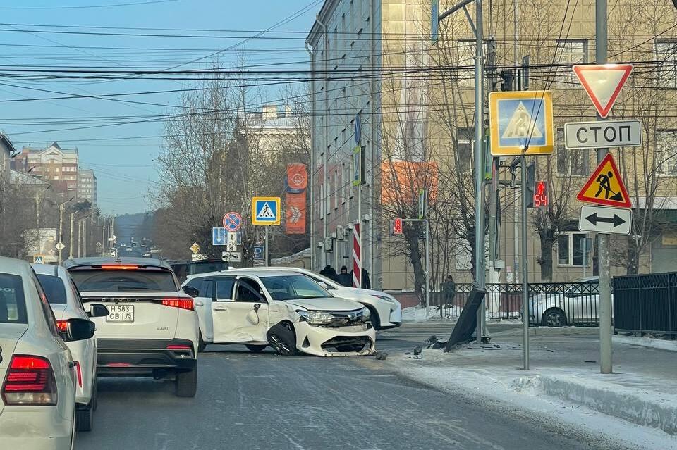 Один человек пострадал в ДТП с такси в центре Читы