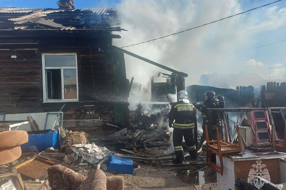 Частный дом горит в Чите — пожарные работают на месте