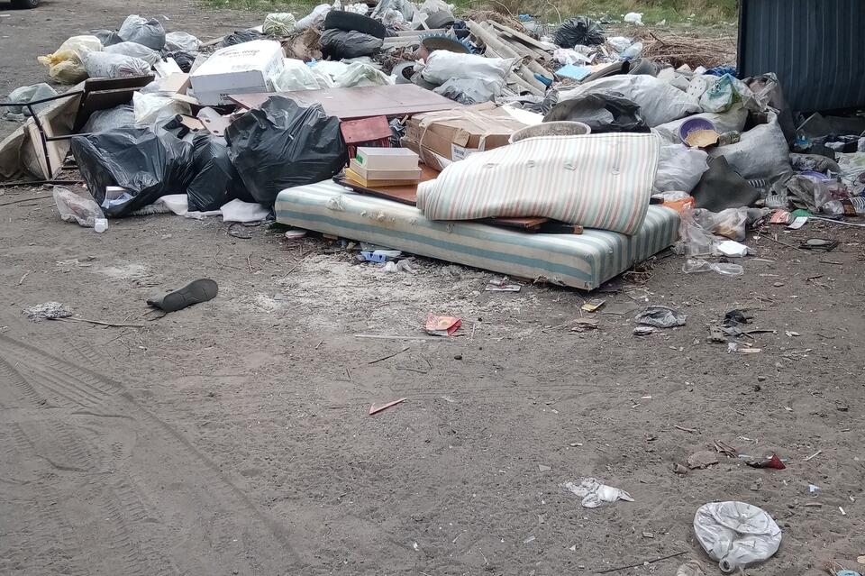 Конечная остановка маршрута №58 в Сосновом Бору завалена мусором