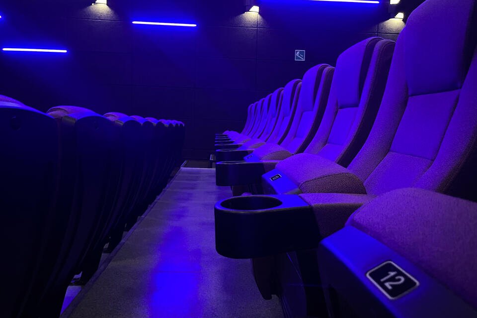 Ночной сеанс: посетители частного кинотеатра в Чите мешают спать жильцам дома