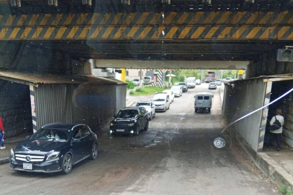 Из-за ямы машины под мостом стоят в пробке