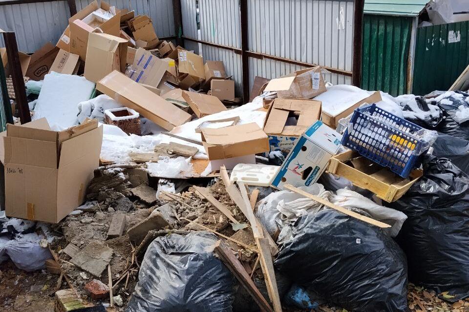 Двор в центре Читы вновь утопает в мусоре