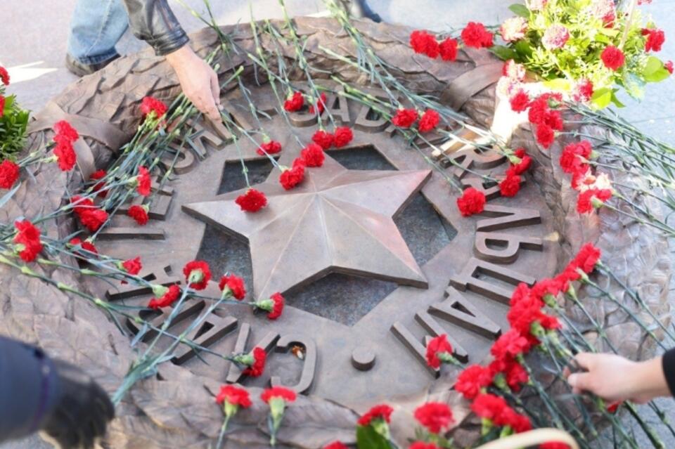 В Чите открылся памятник Героям России