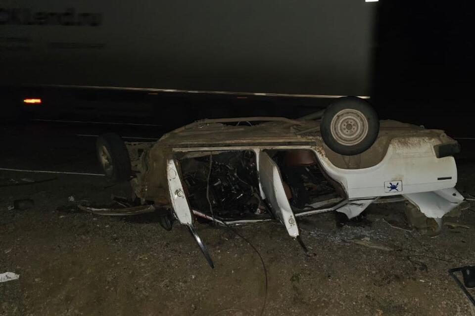 Автомобиль выехал на встречу и столкнулся с большегрузом