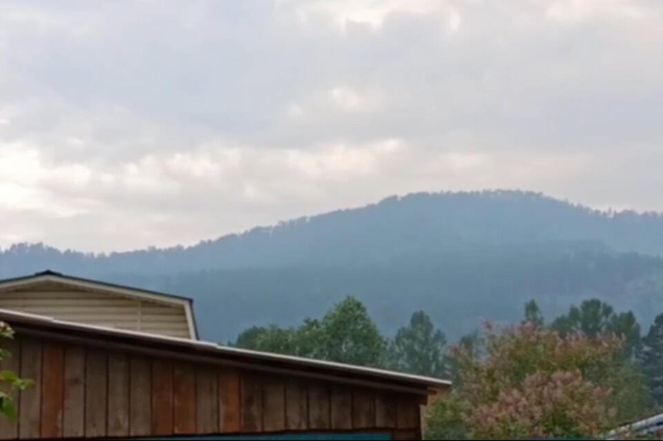 Дым окутал станцию Дачная рядом с Атамановкой