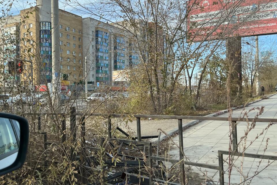 Около светофора в Чите заметили сломанный забор