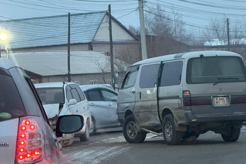 Пробка сковала улицу Ковыльную из-за ДТП