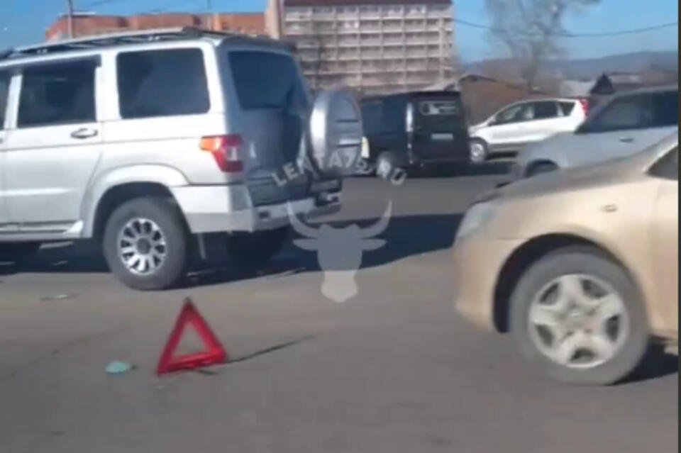 Две машины столкнулись на проспекте Белика в Чите