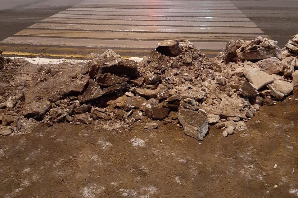 Кучи снега перегородили пешеходный переход в центре Читы